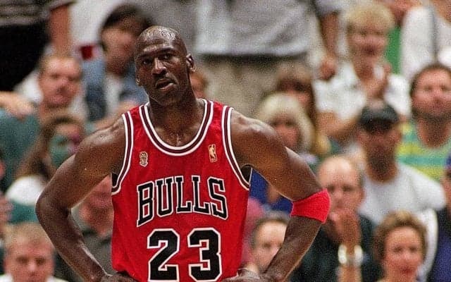 マイケル・ジョーダンが1998年のファイナル第1戦で着用したユニフォームがオークションへ