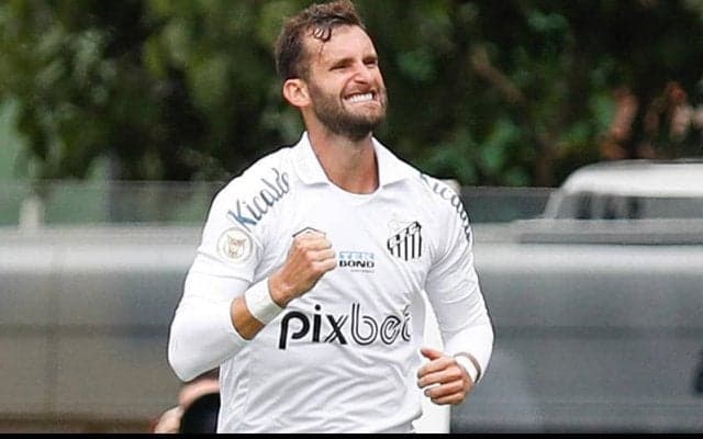 昇格アルメリア、リーガ通算178試合出場のレオ・バチストンをサントスから獲得