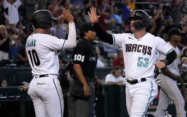 MLB試合中に現れた迷惑客　40秒間逃げ回り…米困惑「絶望的な警備」「なんて逃げ足」