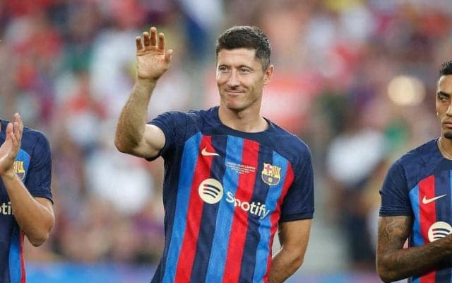 バルセロナのレバンドフスキの驚異のリフティング動画が「1万4000いいね｣の話題! ｢極まっておる｣などと大反響の｢驚愕スキル｣