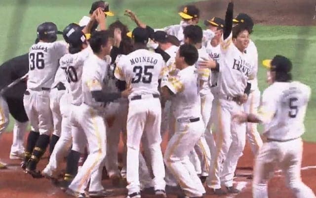 鷹、今季2度目のサヨナラ勝ち！　周東が劇的な決勝弾、今宮が3安打2打点