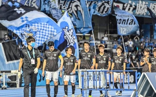 大仁田厚が試合中止“無人の等々力”で「男気の謝罪」！ 雨に打たれながら守った有言実行する姿に「好感度アップした」「最高」と賞賛される！