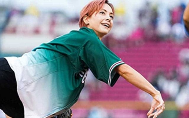 頭の位置まで豪快足上げ「綺麗だなぁ」　土屋アンナさんの躍動一球が「まじで好き」