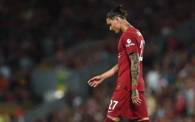 ｢まるでジダンだ｣!! リバプール新加入FWが頭突きで｢退場処分｣! C・パレスに痛恨1-1ドローで開幕から2試合勝利なし…ウルグアイ代表FWの｢衝撃頭突きシーン｣