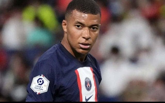 理想のパスが出てこず苛立ったムバッペがプレーを放棄…監督は「コンディション面で問題があった」と擁護