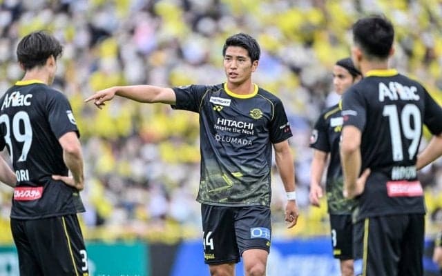 「写真が素敵すぎます」J1柏レイソルのイケメンDFが結婚報告で「妻との王子様2ショット」公開！ 「同じベッドで「おやすみ」を言って寝られる」＆「夜ご飯を一緒に食べ」る幸せな関係を宣言！