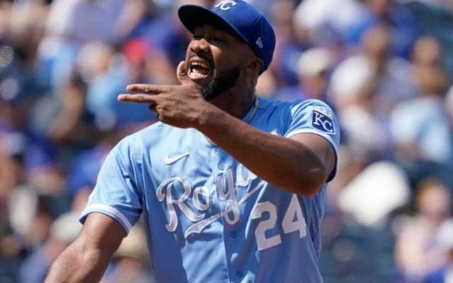 【MLB】ベンチ上に乗り出す観客に水ぶっかけ　処分の“問題児”に同情も「暴行罪とかじゃない」