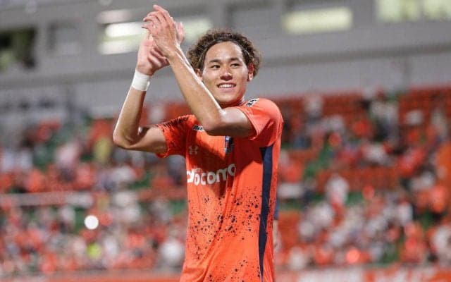 「今日も隣にいられて幸せ」大宮DF袴田と“テラハ”田中優衣さんが結婚1周年「また手拍子頑張っちゃう」