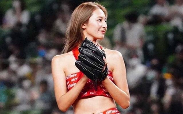 真っ赤なビキニ＆ショーパンから豪快投球　レースクイーンが地元で念願始球式
