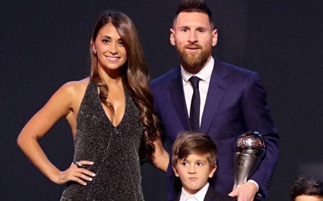 メッシが久々に妻アントネラさんとのオフショットを披露！ファンも「やっぱり最高」、「この2人が一番好き！！！」