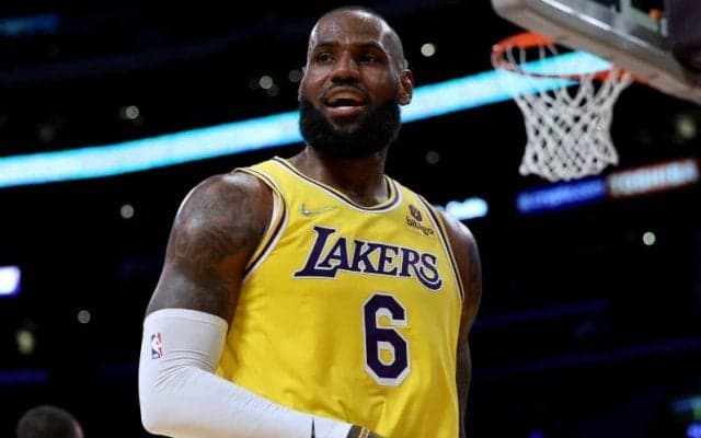 レブロン・ジェームズ、レイカーズと2年約131億円の延長契約に合意…2年目はPOに