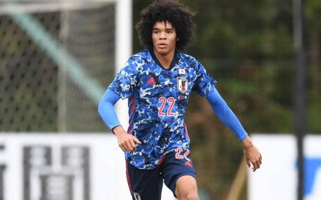 「圧倒的王者感」シュツットガルトのチェイス・アンリが新ユニフォームでの宣材写真を披露！「かっこいいです」