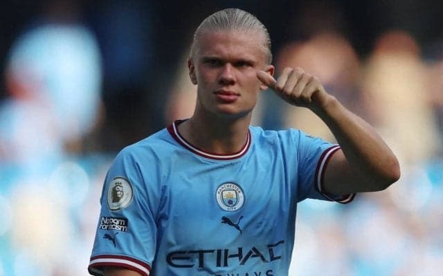 「クオリティよw」「そうはならんやろ」マンC公式の「まさかの高校野球画像」に日本人ファン困惑! 野球ボールを持ったFWハーランドなどの衝撃画像