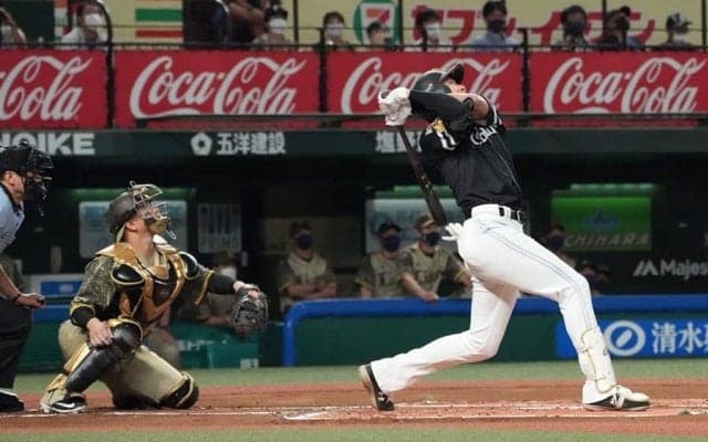 柳田悠岐の“異次元打法”は「カチ上げすぎぃ」　外野手を惑わせる「エグい回転」