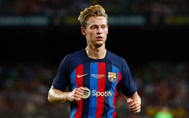 ｢スーパー・フレンキー｣!! バルセロナのオランダ代表MFが雨中で披露した超絶スキルが話題に! 劣悪なピッチでもDFをかわした｢超絶切り返し｣