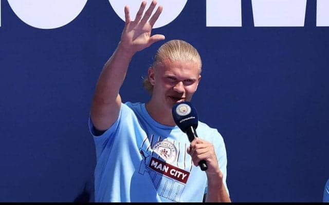 「ハーランド右投げなの？」シティの選手たちが野球用具を身に着けた公式画像が反響「ヘルメット似合いすぎ」