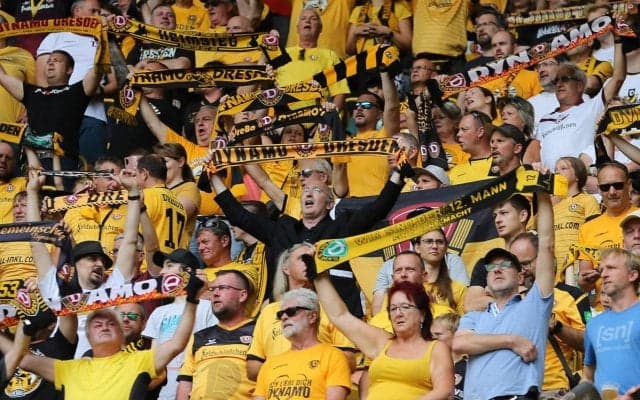 それスタジアムでやる!? ドイツで試合中に全13段のプラカップタワーに挑戦、試合以上に注目集めた結末は!?