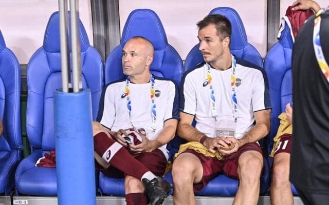 温存のイニエスタ、横浜FM戦後の「勝利のサムアップ写真」に「これぞキャプテン」と絶賛の声！ 「みんなよく戦った」とベスト8進出を喜ぶ！