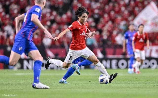 【浦和レッズ】昨季の「ダブル偽９番」小泉佳穂と江坂任の共存は”途中から”--「ユニット単位での交代」は相手に変化を強いる”新たな武器”となるか