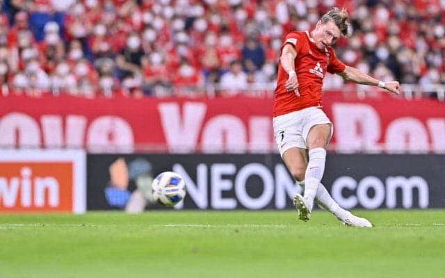 「えっぐ。何度見てもえっぐ」西川のパントキック→江坂の胸トラップ→ユンカーのフィニッシュまで「全プレーが完璧」! 浦和レッズの5点目に「教科書に載せるべき」など称賛の声続々