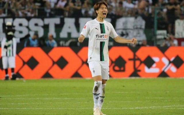 ボルシアMG板倉滉が2戦連続｢マン・オブ・ザ・マッチ受賞｣！ 監督と抱擁の｢MOM発表画像｣は｢文春砲みたい｣と反響！