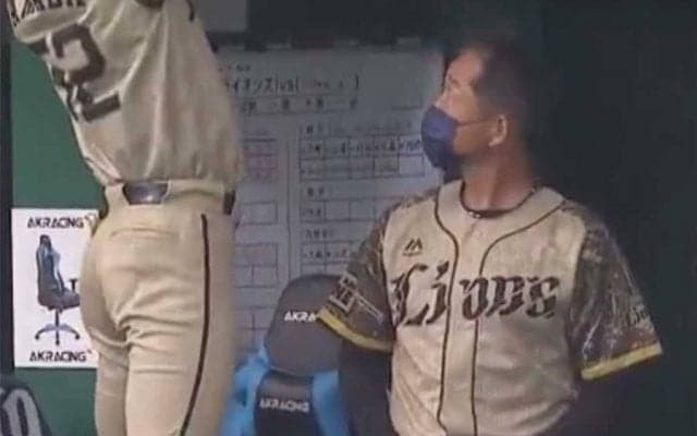 ベンチでの“奇行”に辻監督も「ガン見しちゃってる」　まさかの肉体勝負に爆笑