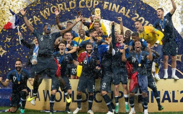 凱旋門や革命のシーンも、フランスのW杯用アウェイユニは白基調のグラフィックデザインか