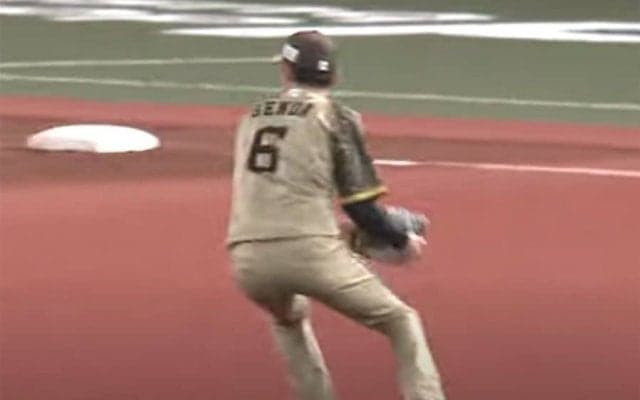 「この体勢なのに…」瞬き厳禁の瞬間送球　源田の“たまらん”美技が「うますぎる」