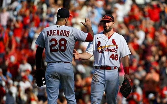 【MLB】至近距離での容赦ない“激ムズ”ワンバンを神キャッチ　超絶反応が「化け物だ」