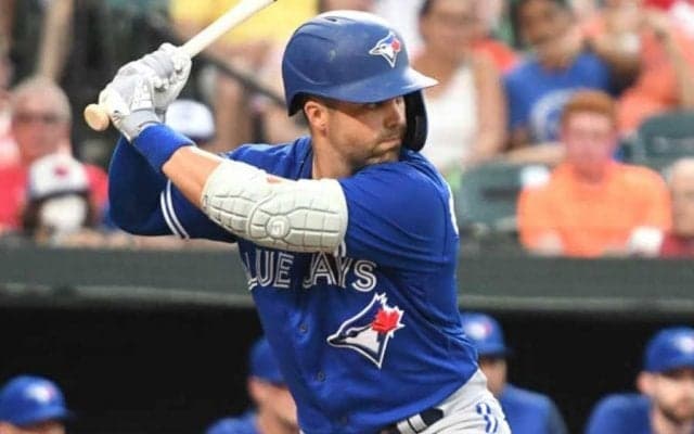 【MLB】外野手が右往左往…“奇跡のようなHR”にファン仰天「もう二度と起きないかも」