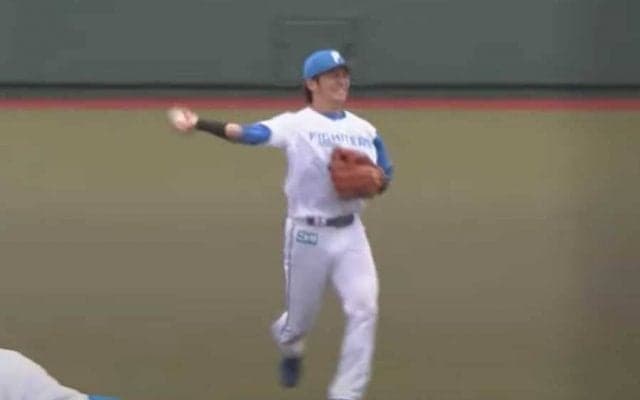 投手は会釈…ヒットもぎ取った“反転美守”にファン驚嘆「うますぎ」「ガチで神川畑」