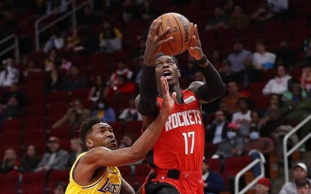 今季の所属先が未定のデニス・シュルーダーの移籍先候補は古巣レイカーズ？