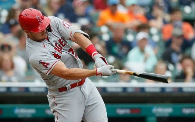 【MLB】スタンドに入らぬ衝撃の“天井直撃”　トラウトの特大弾が「煙が出るほどの打球」