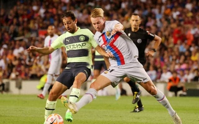 「このツーショット最高すぎ」バルセロナでかつて共闘した”グアルディオラとシャビの再会”に世界中のサッカーファンが歓喜!  「歴史と未来」と賞賛された「笑顔の再会画像」