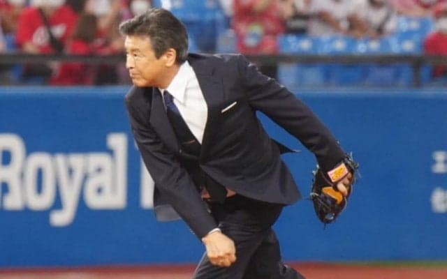 「こういうかっこいい大人になりたい」　70歳三浦友和さんのスーツ投球が「ダンディー」