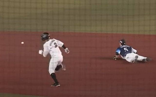 「こんな軟式みたいな変化初めて見た」　内野手も困惑の“魔打球”が「これは捕れん」