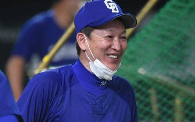暗闇に浮かぶ立浪監督の笑顔　渋すぎるコーチ陣との“パーティー”にファン「震えてる」