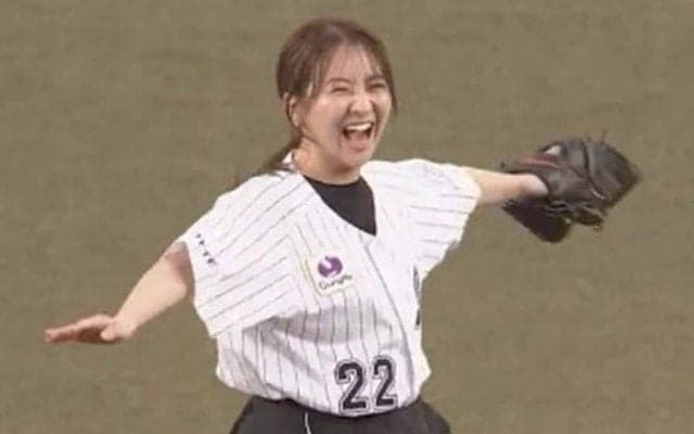 スカートお構いなしの“超豪快足上げ”　頭より高い女子アナの軟体にスタンド騒然