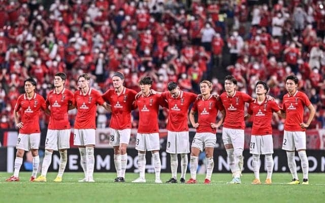 「本当ほっこり」「人間性がここに詰まってる」」試合後に浦和の選手が見せた「水運び」が話題！ 良い雰囲気を伝える行動に「これが浦和レッズ」の声