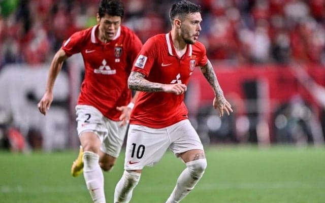 「なにこの胸キュン展開」浦和MFモーベルグがカメラマンに「恩返し撮影」！ 試合後のピッチで見せた「素敵過ぎる」行動