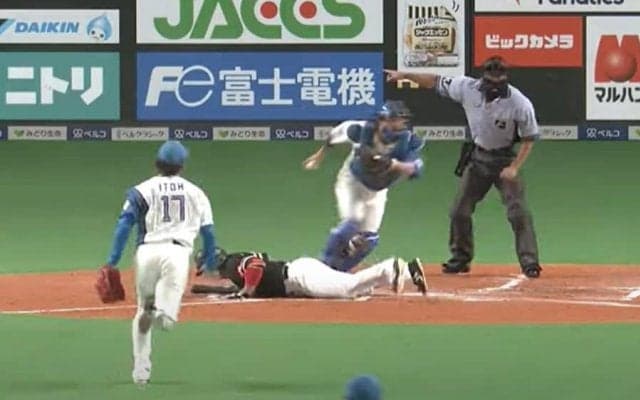 振り向いた投手が「衝撃の事実を目の当たり」　華麗スクイズ外し“4秒後の悲劇”