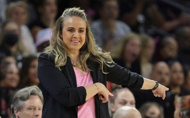 元スパーズACのベッキー・ハモンが指揮官としてWNBAの最優秀コーチ賞を獲得