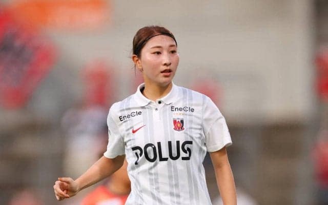 「超可愛いな」浦和レッズLの「きつねダンス」が3.5万回再生！ 一方で、「真ん中に不審者がいます」と“まさかのダンサー”に注目の声も⁉