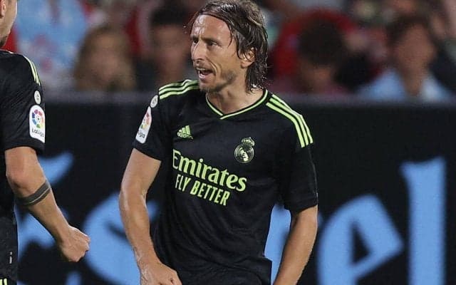 「最高の家族」「素敵な写真」\"魔法使い\"モドリッチがディズニーランドへ「ワンダーランドで魔法をかける」