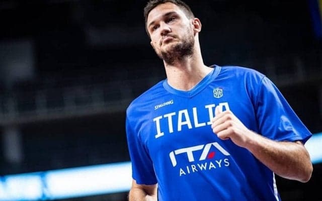 イタリア代表のダニーロ・ガリナーリがW杯ヨーロッパ予選で左ひざを痛めて途中退場