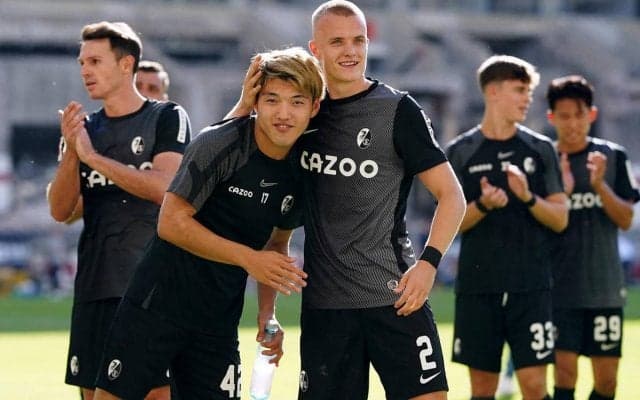 「癒しげっと」堂安律がうさぎの絵文字でオフショット公開、爽やかなオープンカフェの一枚が大好評「デート感溢れてる」