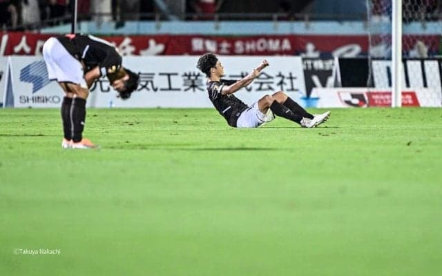 「浮かれんな」川崎FベテランPが鹿島戦勝利直後に一括する姿が公開！ 「切り替えはっや!!!」と川崎サポも驚いた「ベンチ前の特別映像」