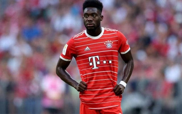 バイエルンDFデイビスのカラフルなクロックスが注目の的に「そのスタイル好き」