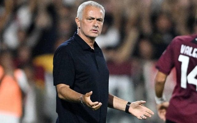 「ジョゼはどこ？」「穴に落ちた？」モウリーニョが神隠しに!? 水を飲んだ次の瞬間に消えるマジックが話題