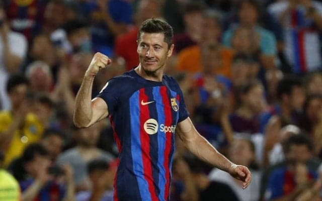 「どうやって決めたんだ?」レバンドフスキが「前代未聞のバックヒール弾」！  誰も予想できなかった「まさかのゴラッソ」が話題